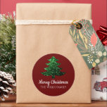 Sparkly Merry Christmas tree groen Familienaam Ronde Sticker<br><div class="desc">Sparkly Merry Christmas tree groen Familienaam rood Classic Ronde Sticker. Custom Gift Wrapping Supplies sprankelende kerstboom met groene sprankeltjes en typografie Vrolijk kerstfeest. Foto van sparkles,  geen echte glitter.</div>