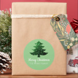 Sparkly Merry Christmas tree groen Familienaam Ronde Sticker<br><div class="desc">Sparkly Merry Christmas tree green Familienaam sage green Classic Ronde Sticker. Custom Gift Wrapping Supplies sprankelende kerstboom met groene sprankeltjes en typografie Vrolijk kerstfeest. Foto van sparkles,  geen echte glitter.</div>