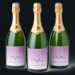 Sparkly Paars Glitter Drip 70th Birthday Party Sparkling Wijnetiket<br><div class="desc">Deze chique 80e verjaardag mousserende wijnflesetiketten zijn voorzien van een fonkelende paarse faux glitter druppelrand en paarse ombre achtergrond. Personaliseer ze met haar naam in paarse handschrift,  met haar verjaardag en datum hieronder in sans serif lettertype.</div>