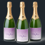 Sparkly Paars Glitter Drip 70th Birthday Party Sparkling Wijnetiket<br><div class="desc">Deze chique 80e verjaardag mousserende wijnflesetiketten zijn voorzien van een fonkelende paarse faux glitter druppelrand en paarse ombre achtergrond. Personaliseer ze met haar naam in paarse handschrift,  met haar verjaardag en datum hieronder in sans serif lettertype.</div>