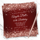 Sparkly Roos Gold Glitter Dark Red 40th Birthday Kaart<br><div class="desc">Een elegante monogrammed geweldige 40ste verjaardag uitnodiging voor haar. Faux Glitter girale glanzen met roos, tegen een donkerrood en ondoorzichtig ombre grafisch afbeelding. Het fancy klassieke bloeiende kalligrafische monogram op de rug kan worden aangepast of geschrapt. Een geweldige verjaardagsfeestje voor je nichtje. Alle gladde en roze glitterelementen in dit moderne...</div>