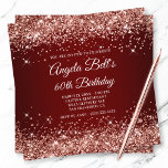 Sparkly Roos Gold Glitter Dark Red 60th Birthday Kaart<br><div class="desc">Een elegant monogrammed uitnodiging voor haar 60ste verjaardag. Faux Glitter girale glanzen met roos, tegen een donkerrood en ondoorzichtig ombre grafisch afbeelding. Het fancy klassieke flourish kalligraphy monogram op de rug kan worden aangepast of geschrapt als u dat verkiest. Een geweldige verjaardagsfeestje voor je stiefmoeder. Alle roze glitterelementen en witte...</div>