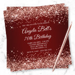 Sparkly Roos Gold Glitter Dark Red 70th Birthday Kaart<br><div class="desc">Een elegant monogramme 70ste verjaardag uitnodiging voor haar. Faux Glitter girale glanzen met roos, tegen een donkerrood en ondoorzichtig ombre grafisch afbeelding. Het fancy klassieke bloeiende kalligrafische monogram op de achterzijde kan worden aangepast. Een geweldige verjaardagsfeestje voor je oma. Alle gladde en roze glitterelementen in dit moderne verloopontwerp zijn digitale...</div>