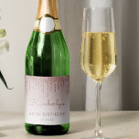 Sparkly Roos Gold Glitter Drip 60th Birthday Party Sparkling Wijnetiket<br><div class="desc">Deze chique 60e verjaardag mousserende wijnfles labels zijn voorzien van een sprankelende rozen gouden faux glitter drup rand en ombre achtergrond. Personaliseer ze met haar naam in handschrift,  met haar verjaardag en datum hieronder in sans serif lettertype.</div>