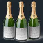 Sparkly Silver Glitter Drip 70th Birthday Sparkling Wijnetiket<br><div class="desc">Deze chique 70e verjaardag mousserende wijnflesetiketten zijn voorzien van een fonkelende zilveren faux glitter druppelrand en zilveren ombre achtergrond. Personaliseer ze met de naam van de eregast in grijs handschrift,  met haar verjaardag en datum hieronder in sans serif lettertype.</div>
