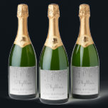 Sparkly Silver Glitter Drip 80th Birthday Sparkling Wijnetiket<br><div class="desc">Deze chique 80ste verjaardag mousserende wijnflesetiketten zijn voorzien van een fonkelend zilveren faux glitter druppelrand en zilveren ombre achtergrond. Personaliseer ze met de naam van de eregast in grijs handschrift,  met haar verjaardag en datum hieronder in sans serif lettertype.</div>