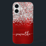 Sparkly Silver Glitter Red Glam Name iPhone 16 Hoesje<br><div class="desc">Pas het moderne handgeschreven stijlscript aan met swash-glyphs om uw eigen gepersonaliseerde hoesje te creëer. Verwijder de symbolen als je het script alleen wilt. Voeg een monogram initiaal creëer een voornaam initiaal combinatie. Girly faux zilveren glitter en geborsteld rood metaal folie digitale kunst zal afdrukken als een foto.</div>