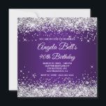 Sparkly Silver Glitter Royal Paars 90th Birthday Kaart<br><div class="desc">Een elegante monogramme 90ste verjaardag uitnodiging voor haar. Faux sparkly Silver Glitter girly glam tegen een koninklijk paars ombre grafisch afbeelding. Het fancy klassieke bloeiende kalligrafische monogram op de achterzijde kan worden aangepast. Een groot feest voor een Mardi Gras of een masquerade-feest voor haar. Alle glinsterende en slipachtige elementen in...</div>