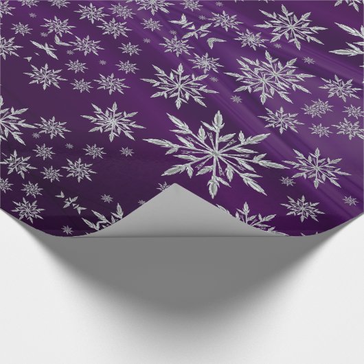 Sparkly Silver Snowflakes op Paars Cadeaupapier (Hoek)