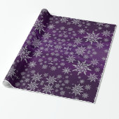 Sparkly Silver Snowflakes op Paars Cadeaupapier (Uitgerold)
