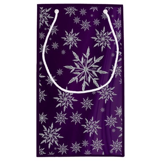Sparkly Silver Snowflakes op Paars Klein Cadeauzakje (Achterkant)