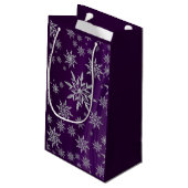 Sparkly Silver Snowflakes op Paars Klein Cadeauzakje (Achterkant Gekanteld)