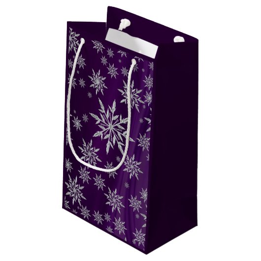 Sparkly Silver Snowflakes op Paars Klein Cadeauzakje (Achterkant Gekanteld)