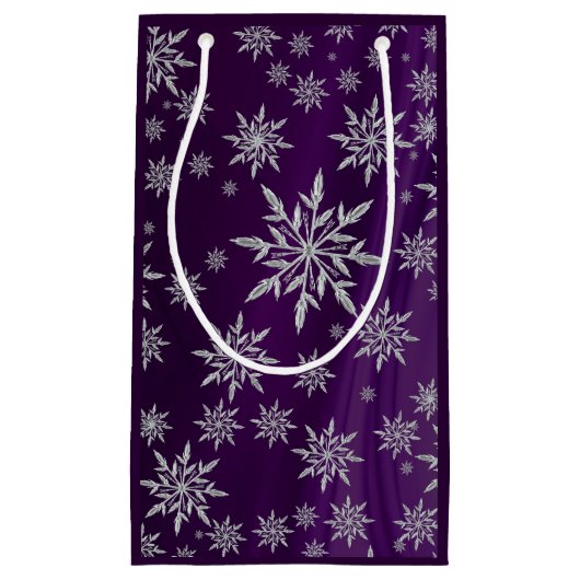 Sparkly Silver Snowflakes op Paars Klein Cadeauzakje (Voorkant)