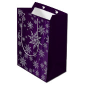 Sparkly Silver Snowflakes op Paars Medium Cadeauzakje (Achterkant Gekanteld)