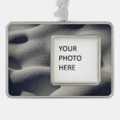 Sparkly Snow Mounds Abstracte Natuur Verzilverd Omlijst Ornament (Voorkant)