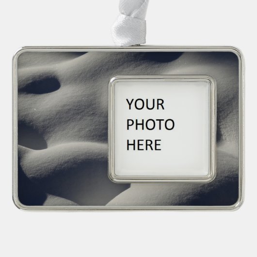 Sparkly Snow Mounds Abstracte Natuur Verzilverd Omlijst Ornament (Voorkant)