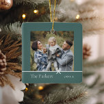 sparrengroen | Minimalistische boog dubbelzijdige  Keramisch Ornament<br><div class="desc">Sweet and Simple Christmas Photo ornament heeft een minimalistische lay-out,  met uw familienaam en het jaar in een strak,  klassiek serif lettertype op een zachte sparren groene achtergrond. Een petite boog onder je foto maakt het ontwerp compleet. Voeg een tweede foto toe aan de achterkant.</div>