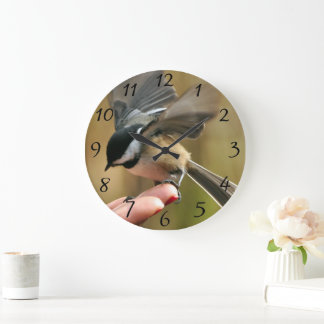 Sparrow landt op de hand van mijn vrouw grote klok