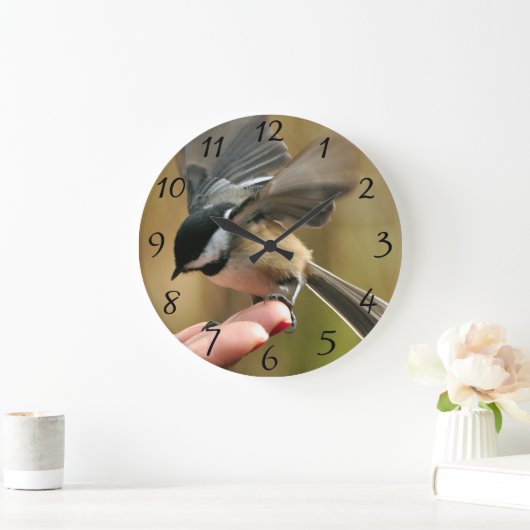 Sparrow landt op de hand van mijn vrouw grote klok (Huis)