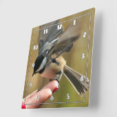 Sparrow landt op de hand van mijn vrouw vierkante klok (Hoek)