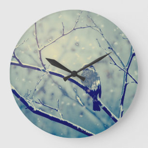 Sparrow op de besneeuwde tak grote klok
