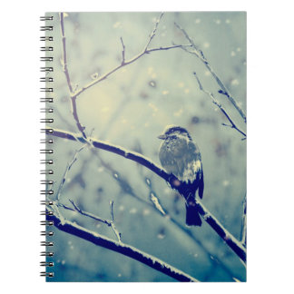 Sparrow op de besneeuwde tak notitieboek