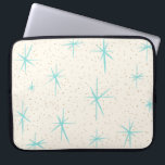 Spatietijd Turquoise Starbursts laptophoes Laptop Sleeve<br><div class="desc">Deze Space Age Turquoise Starbursts Laptop Sleeve-patroon biedt blauwe starbursts op een grillige achtergrond met gouden gekleurde spiegels. Dit ontwerp is geïnspireerd door een klassiek modern gerecht uit het midden van de eeuw en heeft een authentiek schilderij. De retro kitschy goedheid zal je het gevoel geven dat je over een...</div>