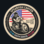 Spearfish Canyon South Dakota motorfiets Magneet<br><div class="desc">Spearfish Canyon gedaan in een ,  gestresste stijl embleem. Geleidelijk klimmend van de stad Spearfish aan de noordelijke rand van de Black Hills,  is deze canyon een van de toegangspoorten tot het hart van een oude bergketen.</div>