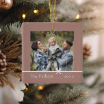 specerijen | Minimalistische boog dubbelzijdige fo Keramisch Ornament<br><div class="desc">Sweet and Simple Christmas Photo ornament heeft een minimalistische lay-out,  met uw familienaam en het jaar in een strak,  klassiek serif lettertype op een zachte aardetoon terracotta achtergrond. Een petite boog onder je foto maakt het ontwerp compleet. Voeg een tweede foto toe aan de achterkant.</div>