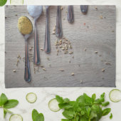 Specerijen op spenen, theelepels, keukengerei theedoek (Gevouwen)