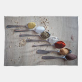 Specerijen op spenen, theelepels, keukengerei theedoek (Horizontaal)