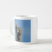 Spechten poseren op een paal koffiemok (Voorkant links)