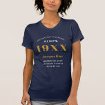 Speciaal 30th Birthday Navy Gold voor haar T-shirt<br><div class="desc">Gepersonaliseerd verjaardagsgoud en witte typografie dames T-shirt. Pas de tekst op dit shirt 'Verjaardag' T eenvoudig aan met behulp van de meegeleverde sjabloon.</div>