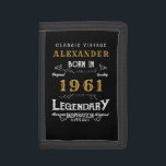 Speciaal 60e verjaardag, 1961  zwart drievoud portemonnee<br><div class="desc">Een gepersonaliseerd mapontwerp voor mensen die geboren zijn in 1961 en die 60 draaien. Voeg de naam toe aan dit retro-stijl zwart, wit en gouddesign voor een aangepast cadeau voor 60ste verjaardag. Bewerk eenvoudig de naam en het jaar met de sjabloon die u hebt opgegeven. Een prachtig aangepast cadeau voor...</div>