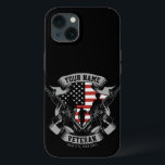 Speciaal Amerikaans Veteraan Proud Vet Vlag Vereni Case-Mate iPhone Case<br><div class="desc">Speciaal Amerikaans Veteran Proud Vet USA-vlag met soldaten met vuurwapens en Amerikaans vlaggenontwerp. Aangepast met jouw naam,  aangepaste tekst en locatie! Perfect geschenk voor die speciale persoon in je leven!</div>
