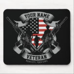 Speciaal Amerikaans Veteraan Proud Vet Vlag Vereni Muismat<br><div class="desc">Speciaal Amerikaans Veteran Proud Vet USA-vlag met soldaten met vuurwapens en Amerikaans vlaggenontwerp. Aangepast met jouw naam, aangepaste tekst en locatie! Perfect geschenk voor die speciale persoon in je leven!</div>