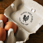 Speciaal  Boerderij voor zakelijk gebruik Rubberstempel<br><div class="desc">houten kunststempel is ideaal voor uw familiebedrijf of boerderij! In dit stijlvolle ontwerp staat je boerderij in een ronde typografie met "dagelijkse verse eieren" onderaan en een met de hand getekende kip in het midden. Ideaal om te worden gebruikt als een ei-stempel of voor uw eidoosjes. Klik gewoon op "Deze...</div>