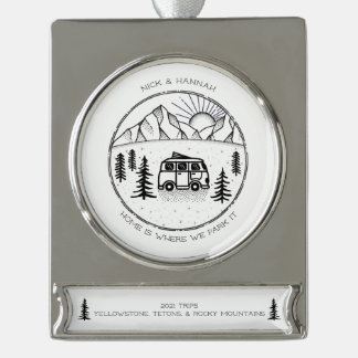 Speciaal Camper Van Buitengrenzen Trip Year Review Verzilverd Banner Ornament