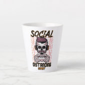 Speciaal gameontwerp met sociale afstanden latte mok (Voorkant)