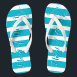 Speciaal gemaakt van Honor Aqua of elke kleur Teenslippers<br><div class="desc">Zee Blue Aqua Stripes Patroon - Wijzigen in elke kleur door op Aanpassen te klikken. En zeg alles wat je maar wilt. Maak deze van een soort teenslipper met UW bericht op hen. Wees het praatje over het strand!</div>