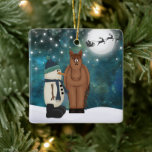 Speciaal gepersonaliseerde Cute Horse en Snowman K Keramisch Ornament<br><div class="desc">Dit keramische kerstboomkeramische ornament is voorzien van een Cute Brown Horse en Snowman met de Kerstman en zijn renrendiervlieg die op een Snowy Kerstmis over een volle maan vliegen. Het kan met een naam en een jaar of om het even welke tekst worden gepersonaliseerd die u wenst toe te voegen....</div>