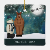 Speciaal gepersonaliseerde Cute Horse en Snowman K Keramisch Ornament (Achterkant)