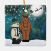 Speciaal gepersonaliseerde Cute Horse en Snowman K Keramisch Ornament (Voorkant)