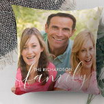 Speciaal gepersonaliseerde Familie Witte Manuscrip Kussen<br><div class="desc">De persoonlijke kussen van de familiefoto met elegante tekstbekleding. Het fotomalplaatje is opstelling voor u om uw eigen afbeeldingen toe te voegen - één van de voorzijde en één op de rug. De voorzijde heeft ook de tekstbekleding die u met uw familienaam kunt personaliseren. De familie wordt manueel geschreven in...</div>