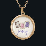 Speciaal gepersonaliseerde pasteuze pasteien ontbi goud vergulden ketting<br><div class="desc">Het ontwerp is voorzien van een originele markeringsillustratie van een rij warme ontbijtbroodpasteien die met vorst en sproinkles zijn getopt. Geweldig voor je favoriete foodie! Dit ontwerp is ook beschikbaar op andere producten. Er zijn veel extra design met een voedselthema beschikbaar. Zie je niet wat je zoekt? Hulp nodig bij...</div>