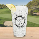 Speciaal Golf Club Name Golf Glas<br><div class="desc">Deze glazen zijn ideaal voor alle golfclubs en clubleden,  met klassieke golfclubs,  golfbalontwerpen en een grens met een oud postzegeleffect. personaliseer de naam van het clublid,  de naam van de golfclub en het jaar waarin de golfclub werd opgericht. Ontworpen door: Thisnotme©</div>