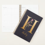 Speciaal goudblauw elegant monogram H Planner<br><div class="desc">Aangepaste Gold Blue Elegant Floral Monogram H Planner *Voor dit ontwerp heeft elke brief een eigen aanbieding, maar je past jouw naam aan door op deze sjabloon aan te klikken. Ik werk aan het toevoegen van meer brieven; als de uwe nog niet vermeld is, gelieve me te berichten en ik...</div>