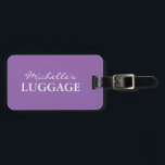 Speciaal lavender paars reisbureau bagagelabel<br><div class="desc">Gespecialiseerd lavender paars bagagelabel voor bagage en koffers. Elegant typografische sjabloon. Uitgebreide accessoire.  achtergrondkleur. Voeg je eigen naam toe aan deze sjabloon. Speciaal vormgegeven,  robuuste kleurenontwerp.</div>