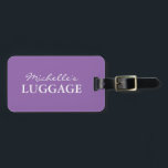 Speciaal lavender paars reisbureau bagagelabel<br><div class="desc">Gespecialiseerd lavender paars bagagelabel voor bagage en koffers. Elegant typografische sjabloon. Uitgebreide accessoire.  achtergrondkleur. Voeg je eigen naam toe aan deze sjabloon. Speciaal vormgegeven,  robuuste kleurenontwerp.</div>